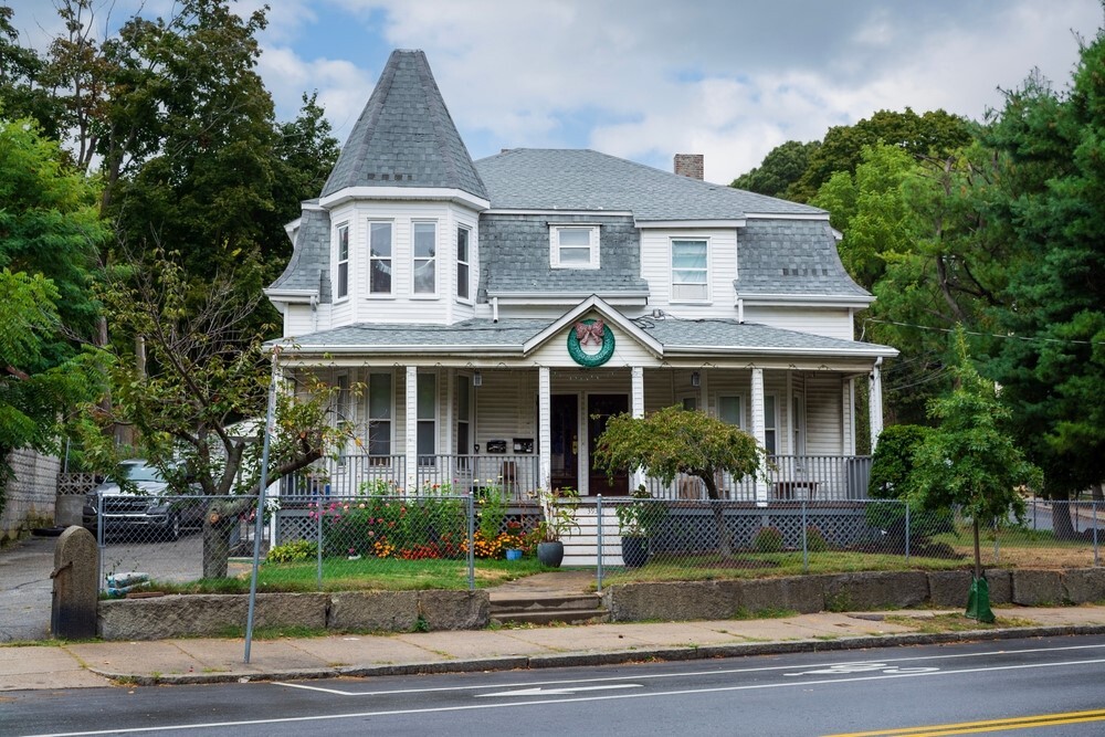 Homeowner's Guide to Traditional and Modern Roof Styles