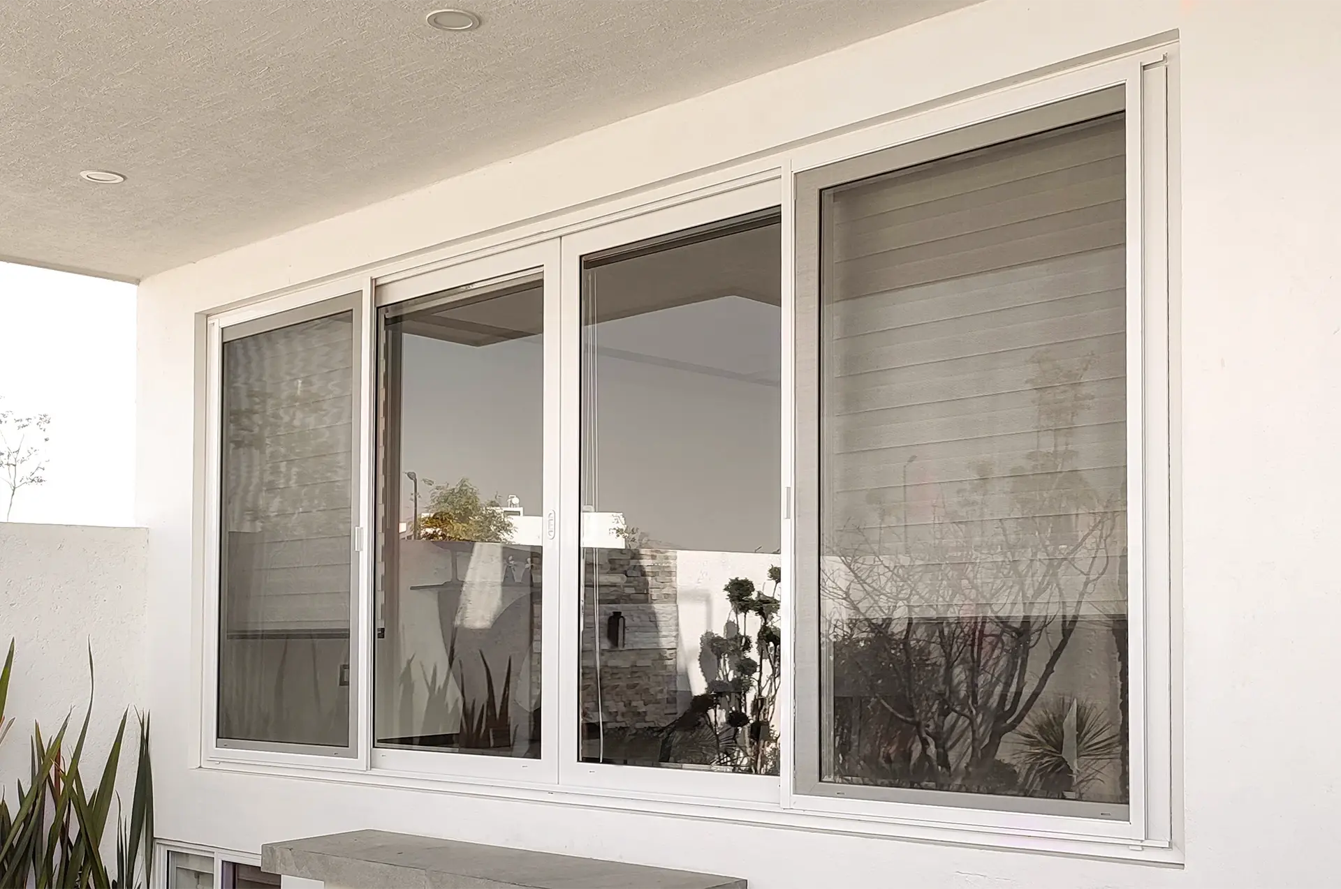 shutterstock_2545963123 - sliding - window - IHE - web